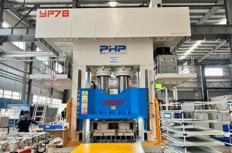 How does a hydraulic molding press improve production efficiency?